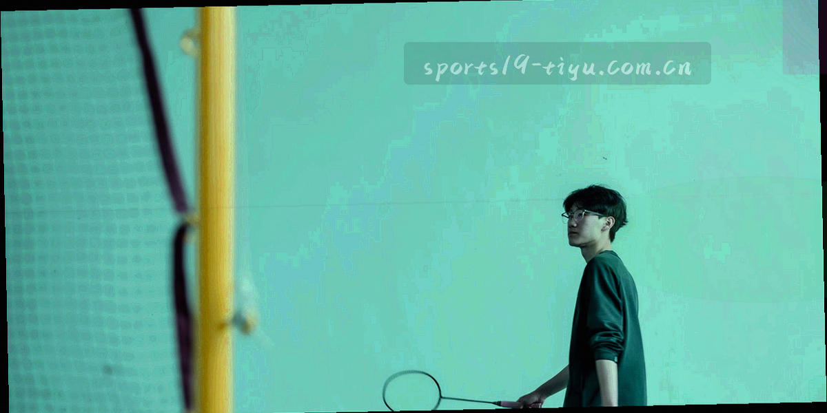 深色背景上等距网格与微弱光带组成的抽象纹理